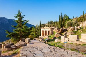 [b]10 Things to Do in Delphi[/b]