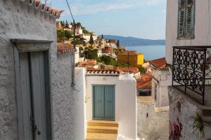 [b]One Day in Hydra[/b]